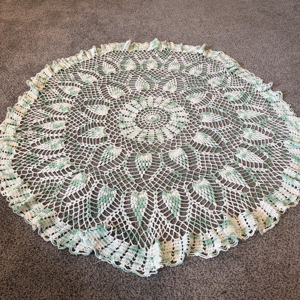 Vintage Handmade Crochet Doily Peacock Feather Off White & Green Table Cloth 38"